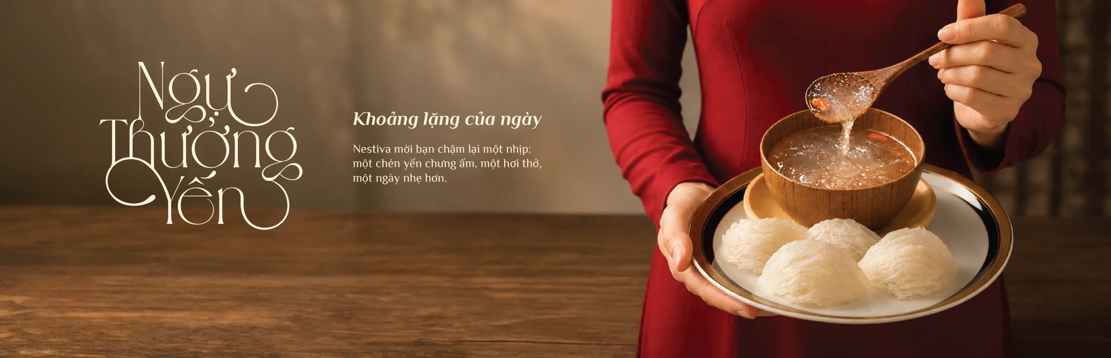 Khoảng lặng của ngày — Nestiva mời bạn chậm lại một nhịp: một chén yến chưng ấm, một hơi thở, một ngày nhẹ hơn.