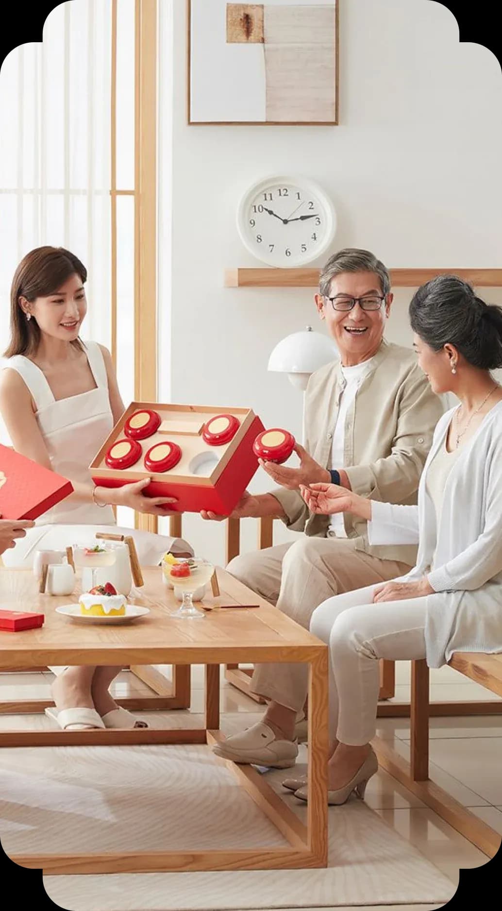 Gia đình quây quần bên hộp quà Nestiva