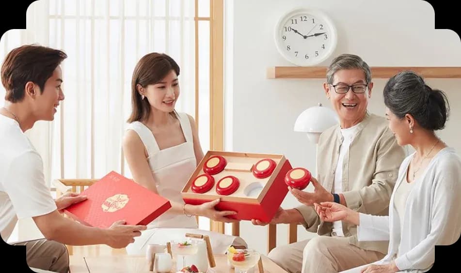 Gia đình quây quần bên hộp quà Nestiva